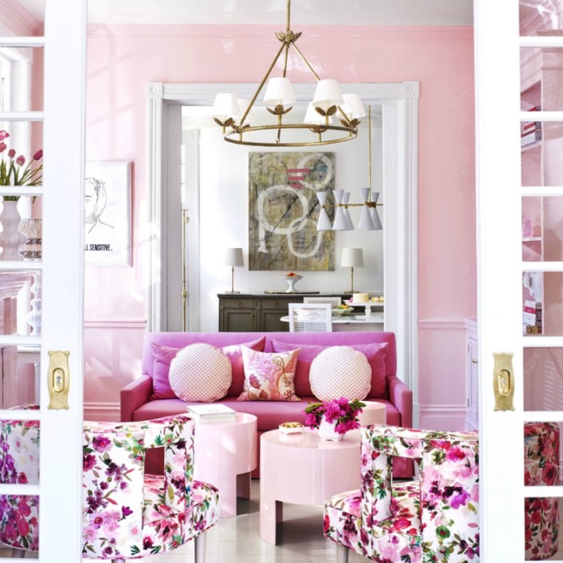  ديكور غرفة معيشة بألوان الزهري والأبيض مع الأزرق