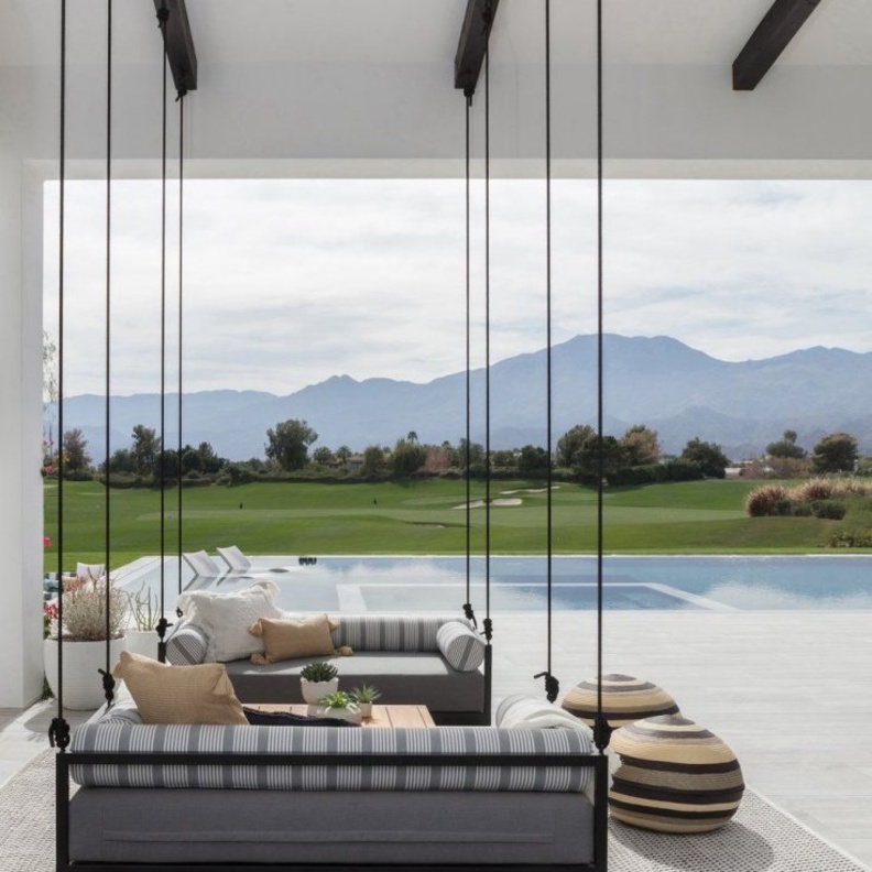 الوسائد الملونة تزيين الكنب في ديكور الجلسات الخارجية