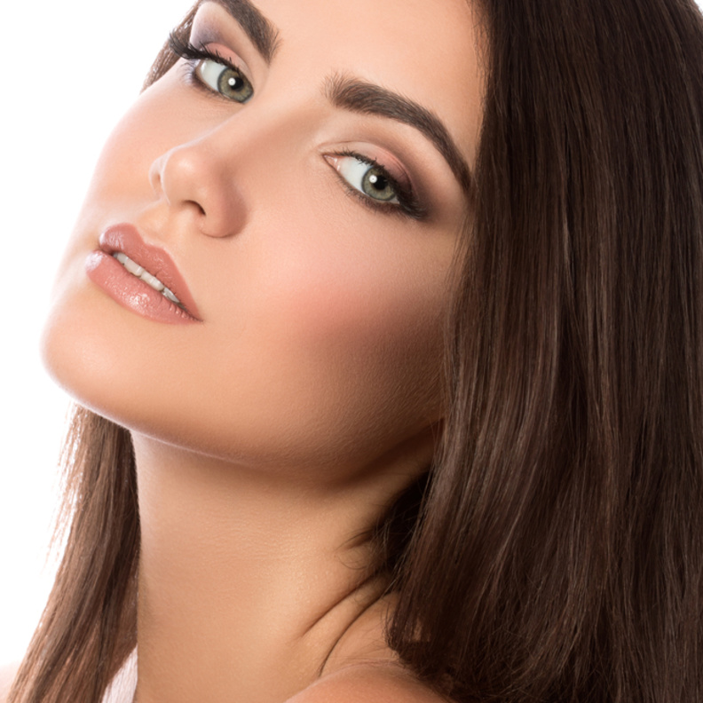 الحواجب الكثيفة ما تزال موضة رائجة