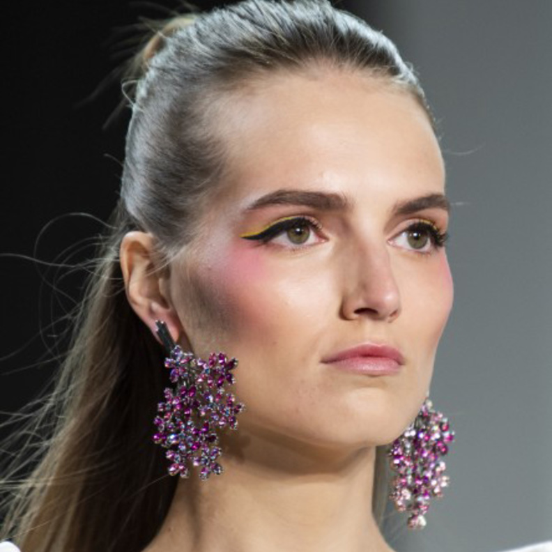 بلاشر زهري على حدود العينين من دار Tadashi Shoji