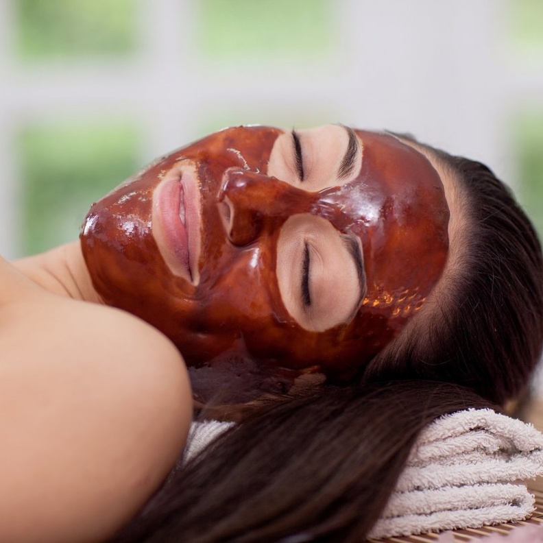 خلطة القهوة والعسل رائعة لتقشير بشرة الوجه والجسم