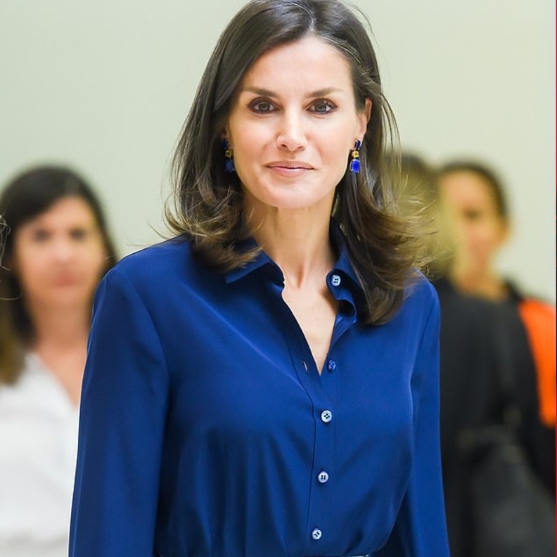 الملكة ليتيزيا في إطلالة زهرية أنيقة في منتدى للمعاقين