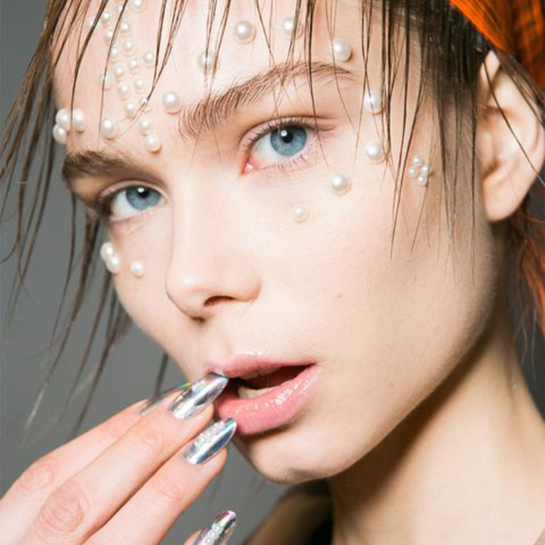 استوحي أجمل إطلالات مكياج العيون مع اللؤلؤ