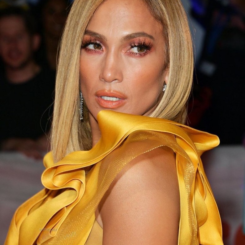 اكتفت جينيفر بتسريحة شعر ناعمة وبسيطة