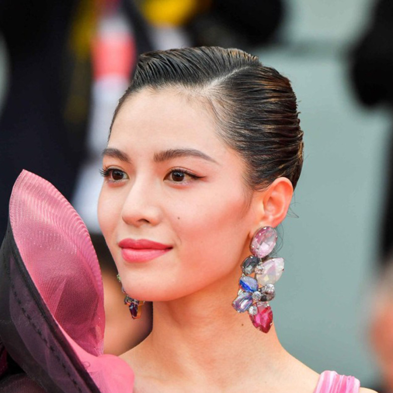 الممثلة الصينية Zhong Chuxi ترتدي أقراط من أرماني Armani