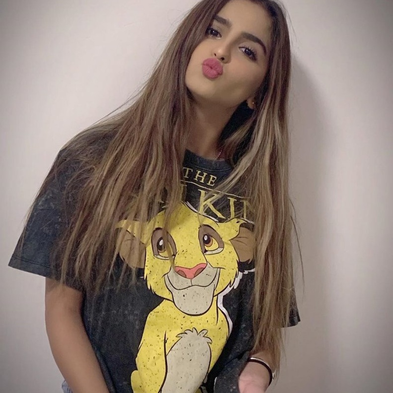 حلا الترك بلقطة من فيلا والدها