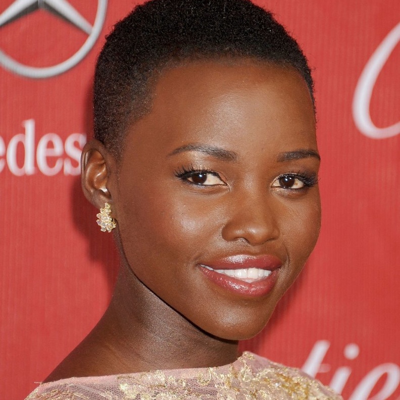  لوبيتا نيونقو تزينت بزوج من الأقراط الماسية الأنيقة من ماركة Cartier