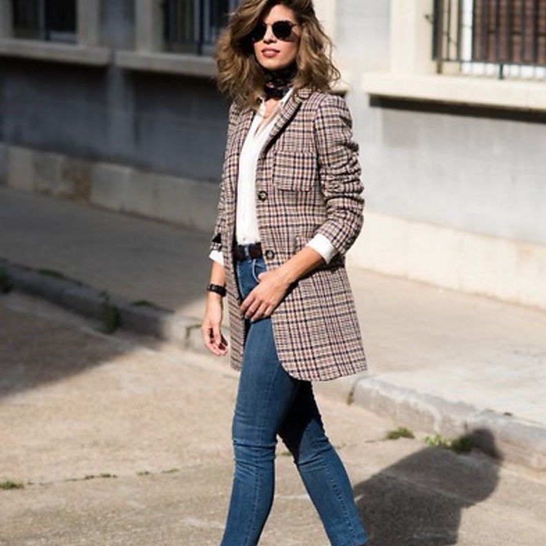 اعتمدي موديلات أحذية فلات مع اطلالات شبابية في الجينز