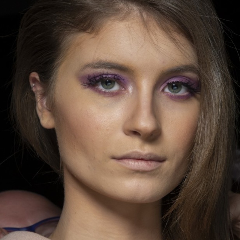 مكياج عيون أخضر غير مستقيم من دار Ulla Johnson