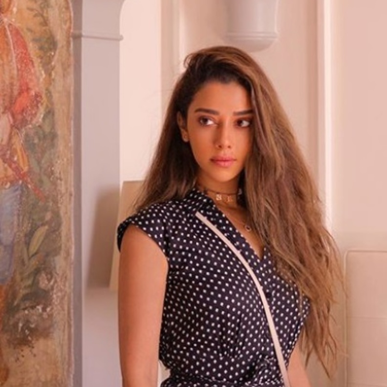 قبعة من القش الفاتح فاجأت به بلقيس جمهورها