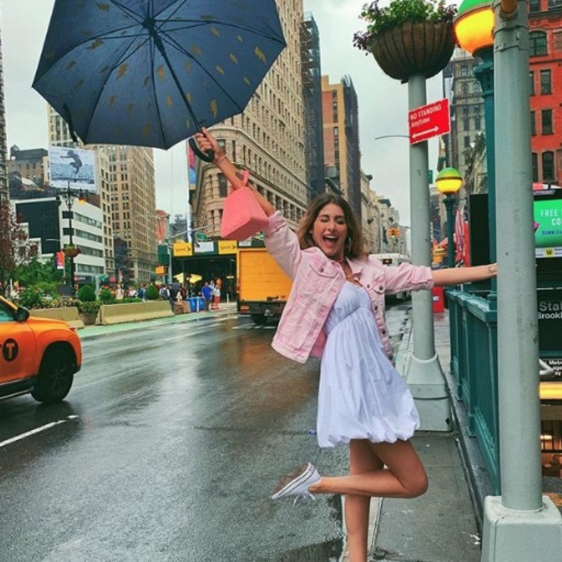 الجميلة علا فرحات تتألق بتصاميم بيضاء وكاجوال في أسبوع الموضة في نيويورك