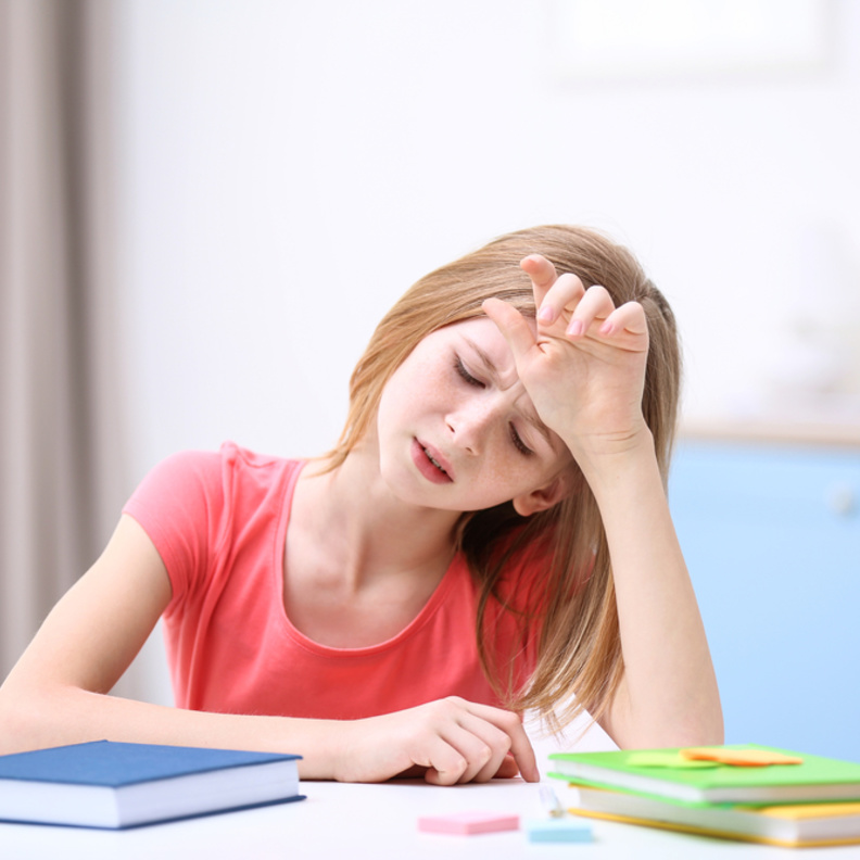 ما هي محفزات نوبات الصداع النصفي عند الأطفال وطرق العلاج