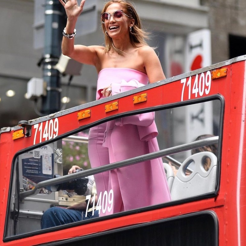 صورة عفوية للنجمة جينيفر لوبيز وهي تلوح لمعجبيها في نيويورك