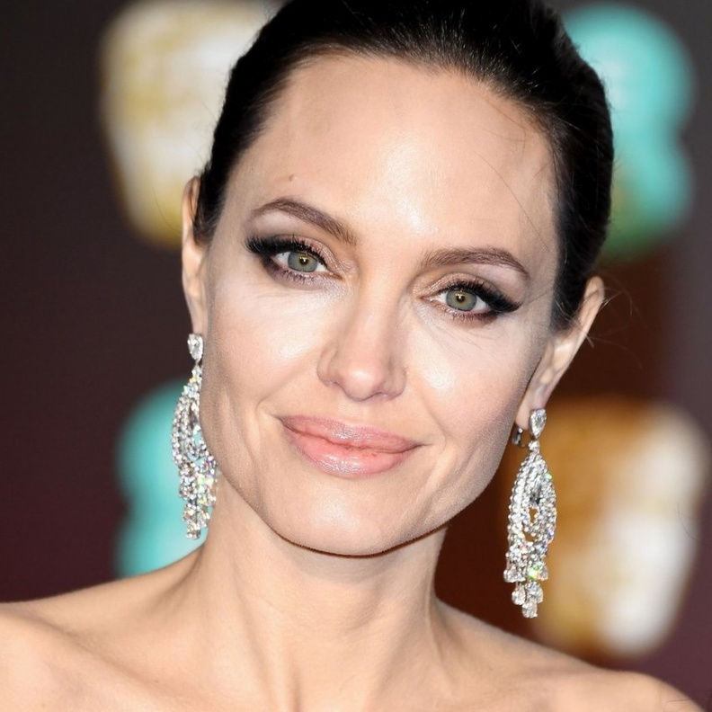  رسمات الآيلاينر العصري بأسلوب أنجلينا جولي صيحة خريف 2019‏