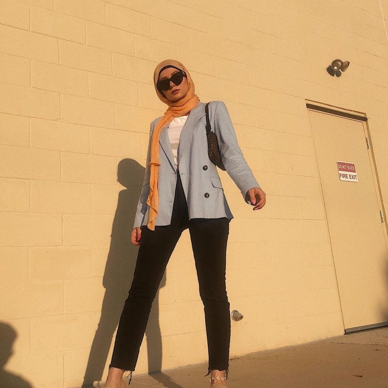 اختيار البدلة بألوان احادية دارجة