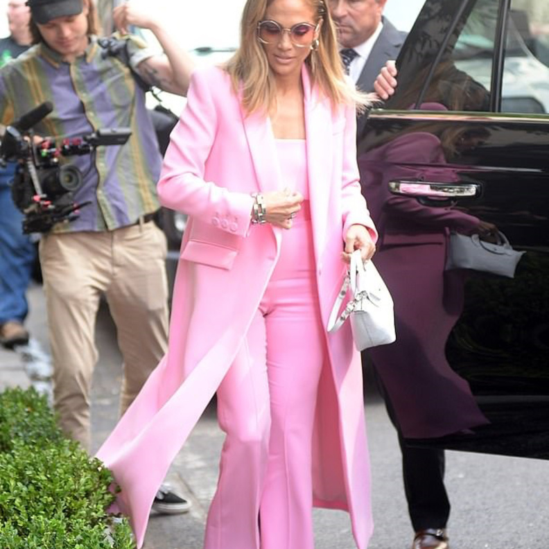 جنيفر لوبيز‎ Jennifer Lopez ‎بموضة الجمبسوت المميز باللون الزهري من ‏دار حمل توقيع دار ‏Alex Perry