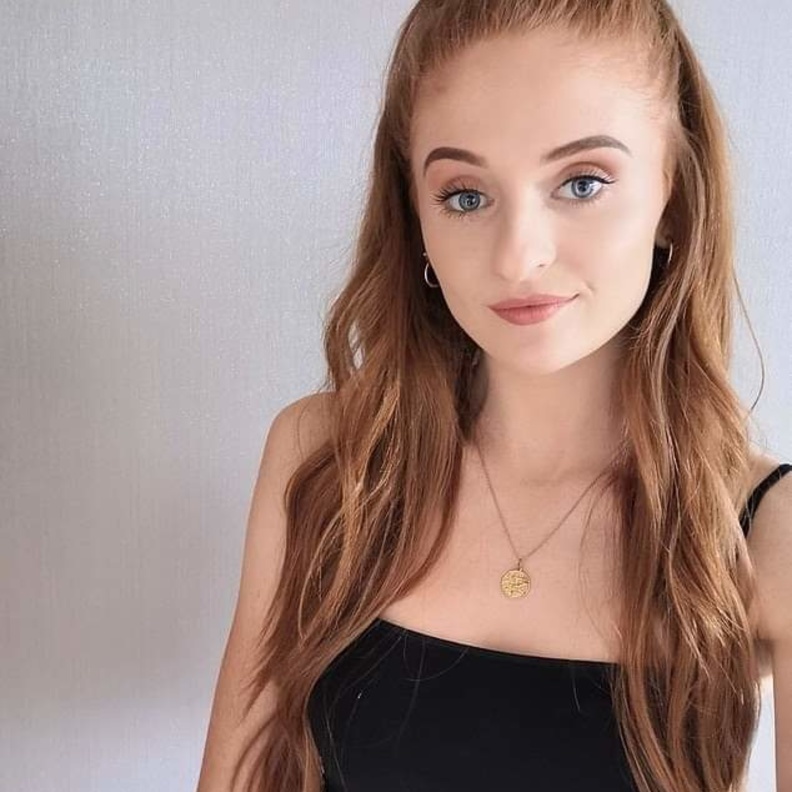 لورا بتلر دوبليرة صوفي تيرنر 