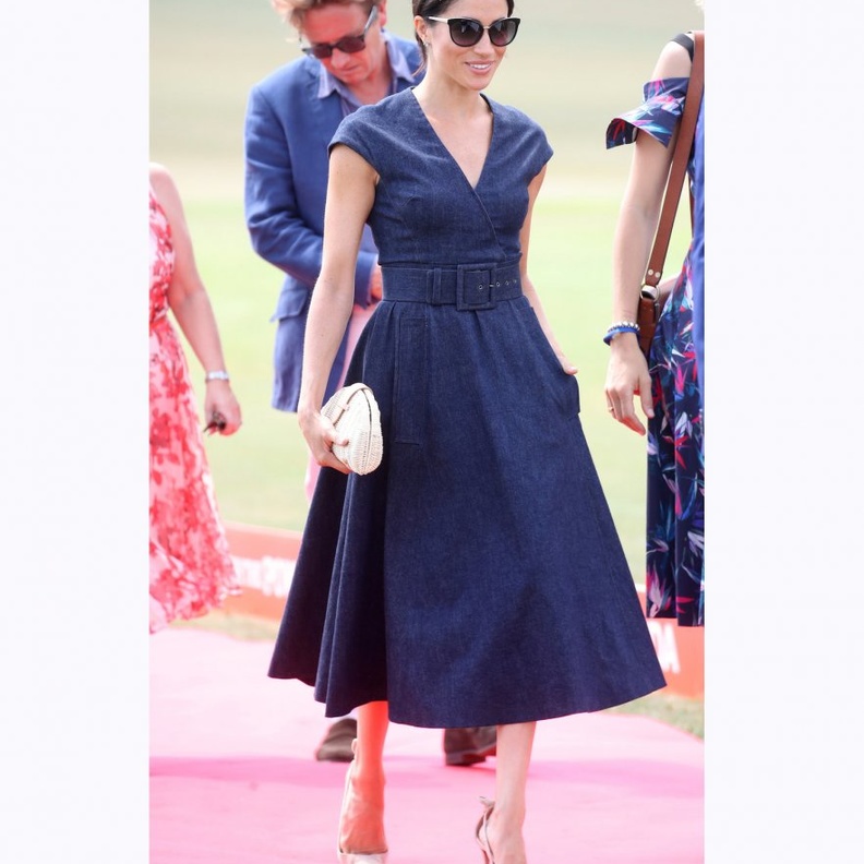 فستان من مجموعة Roland Mouret سعره 2.165$