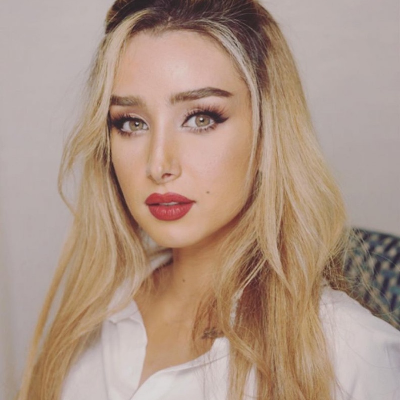 هنا الزاهد تتميز بمكياجها الناعم