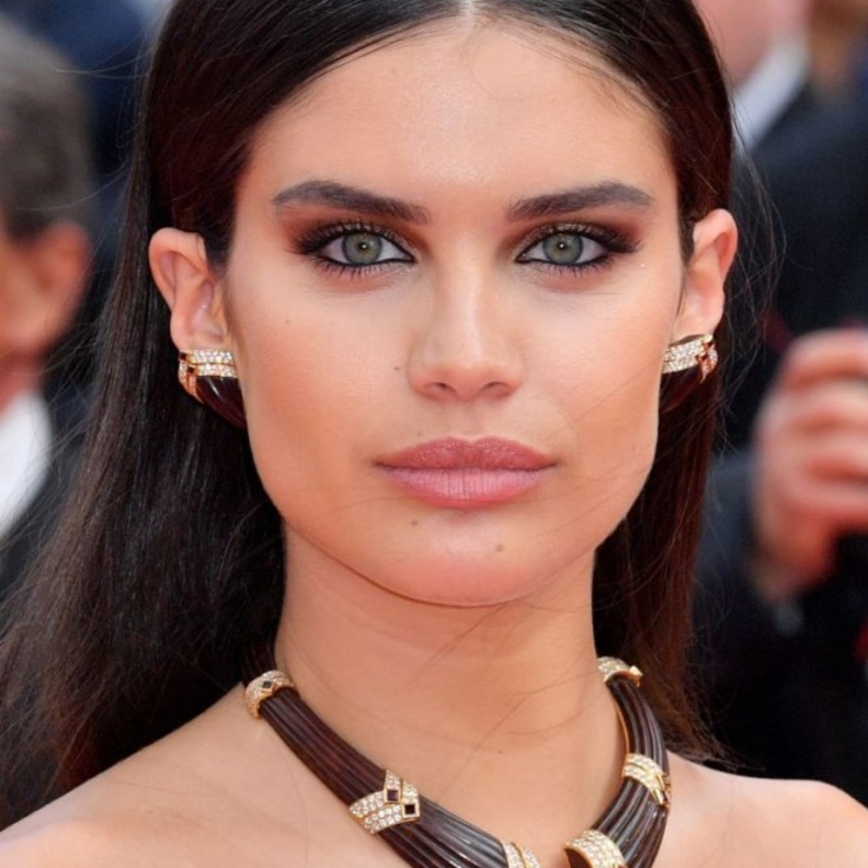 سارا سامبايو تزينت بزوج من الأقراط الأنيقة المرصعة بأحجار الماس والزمرد الأخضر