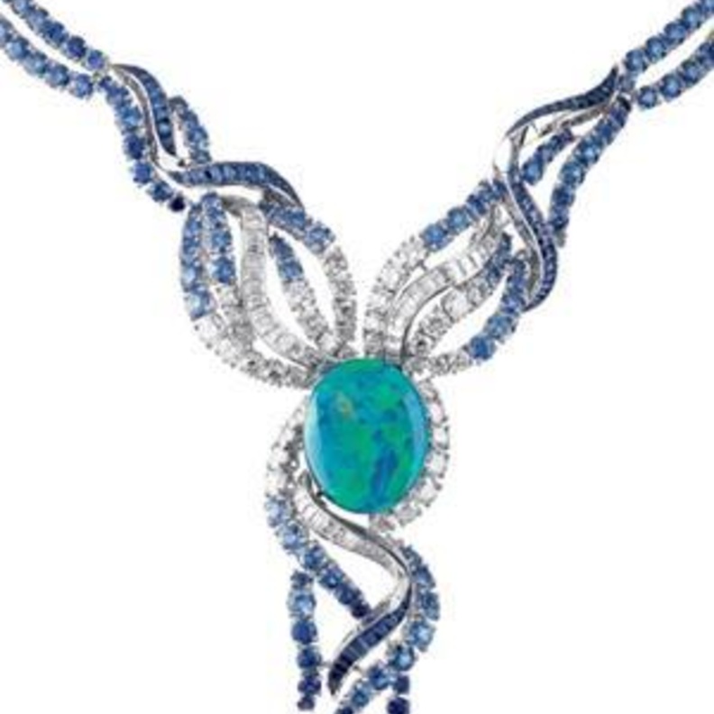 تصميم عقد فاخر من Piaget من حبات الاوبال والتورمالين والصفير والألماس