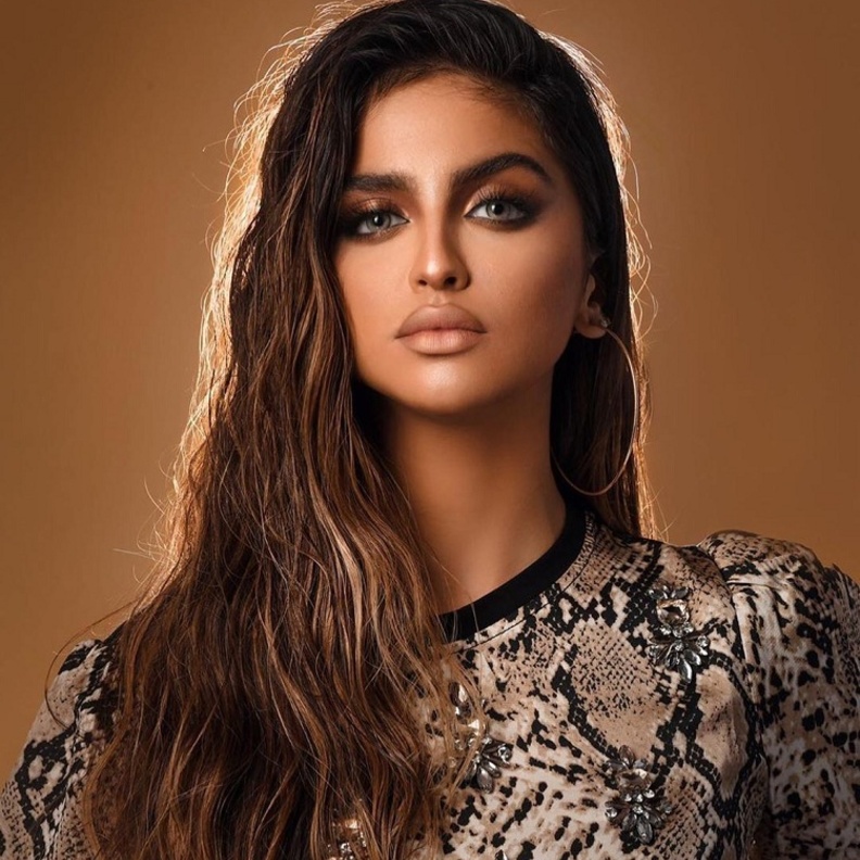 حلا الترك تبهر الجمهور بإطلالة جمالية جديدة