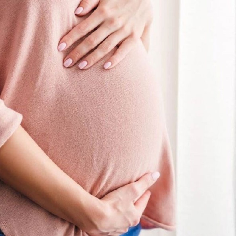 تحتاج المرأة بعد الولادة القيصرية إلى خياطة تجميلية للتخلص من جرح البطن وتحسين مظهرها الخارجي