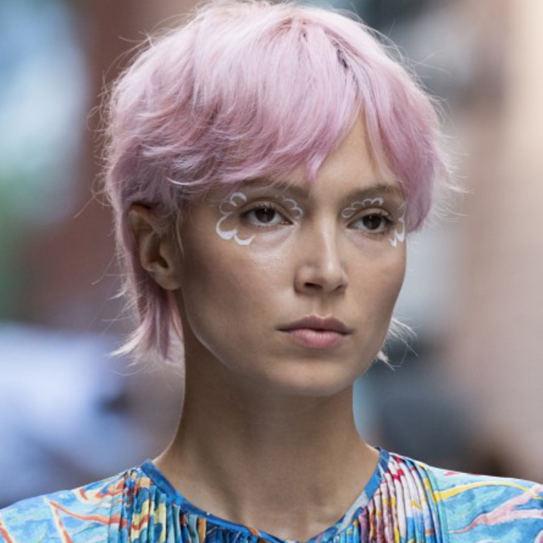 صبغات شعر جريئة اختاريها من اسبوع الموضة في نيويورك 2020