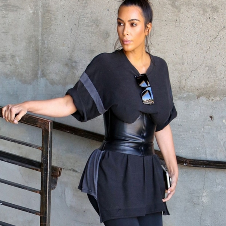  اطلالة مونوكروم تبرز قوامها