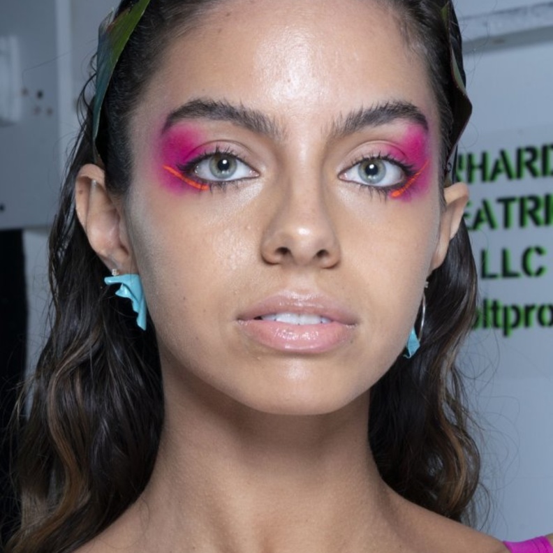 ظلال عيون مميز على الجفن الأسفل