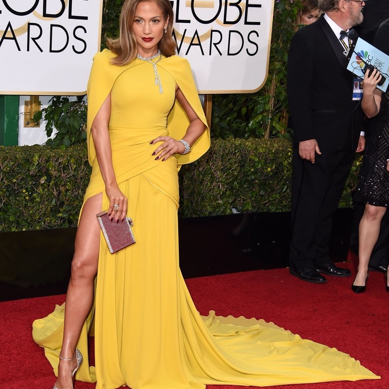 برزت جنيفر لوبيز Jennifer Lopez بفستان أصفر طويل مع الشق الجانبي