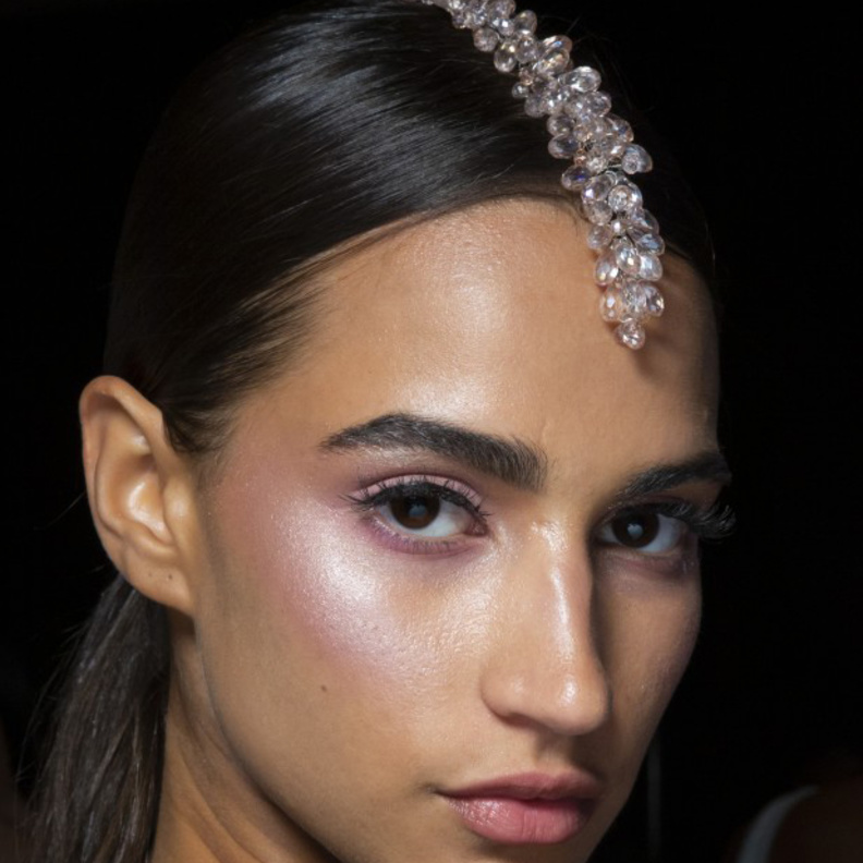 أكسسوارات القبعات الدائرية بأسلوب ‏Anna Sui