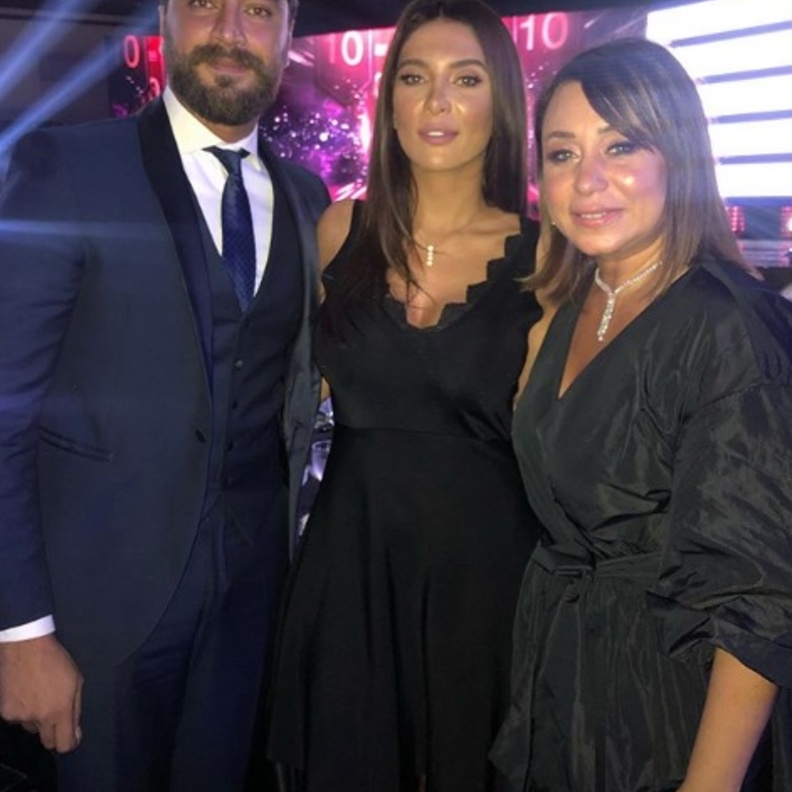 معتصم النهار وزوجته بصحبة إنجي على