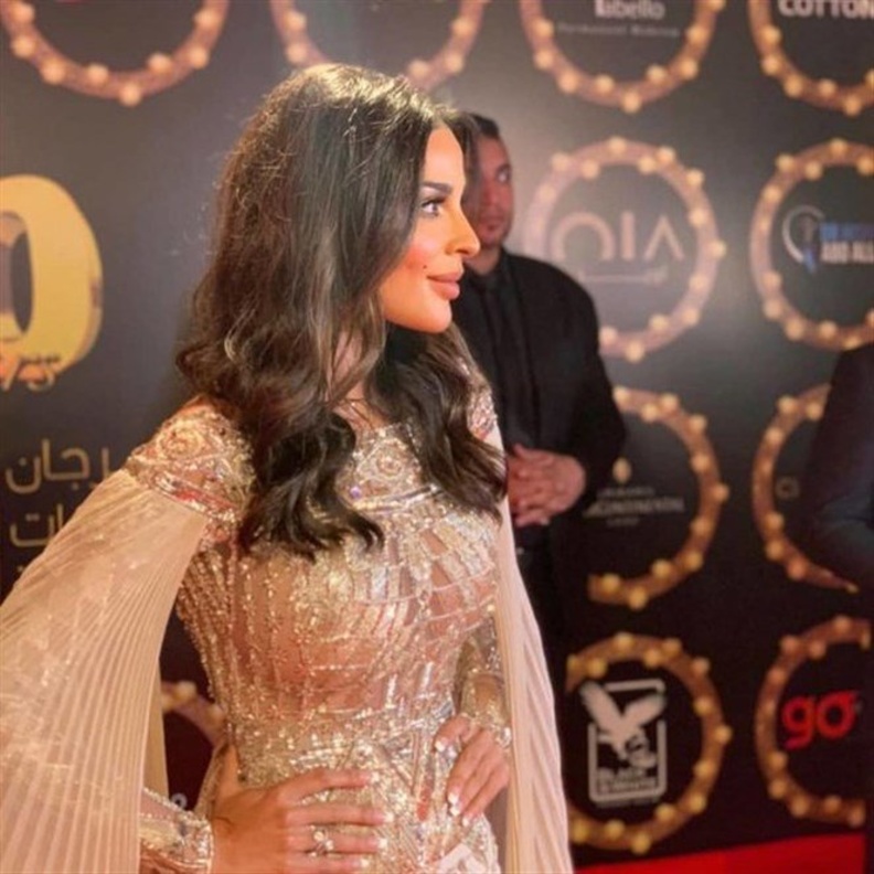 أناقة نادين نجيم خلال تسلّمها جائزة أفضل ممثلة عربية لعام 2019