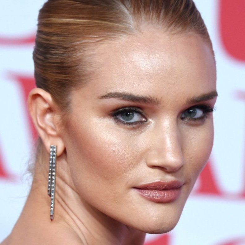 روزي هنتنغتون وايتلي أنيقة بقلادة ماسية أنيقة من ماركة  Anita Ko