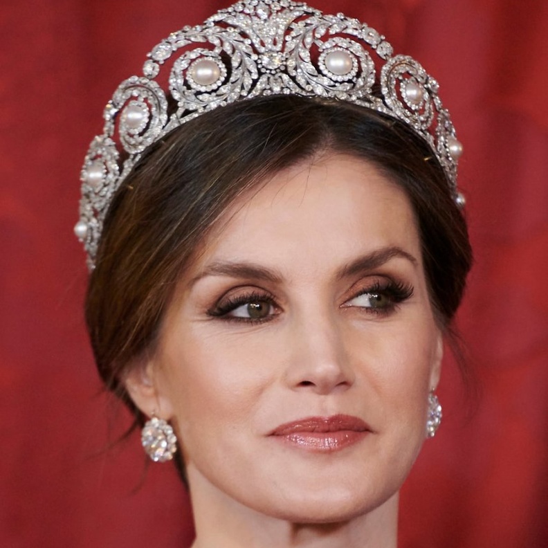 الملكة لتيزيا ترتدي تاج The Floral Tiara