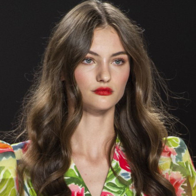 أحمر شفاه زهري لماع من اختيار Christian Cowan