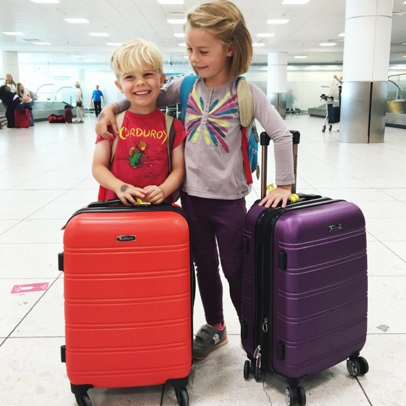 اجعل أطفالك الصغار جزء من التخطيط لرحلة السفر وذلك بالاستماع لآرائهم وتوقعاتهم بشأن رحلة السفر