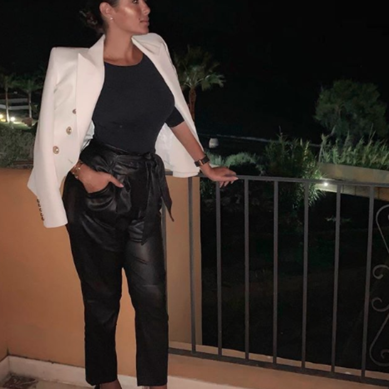 تألقت ياسمين صبري في فستان باللون الأبيض