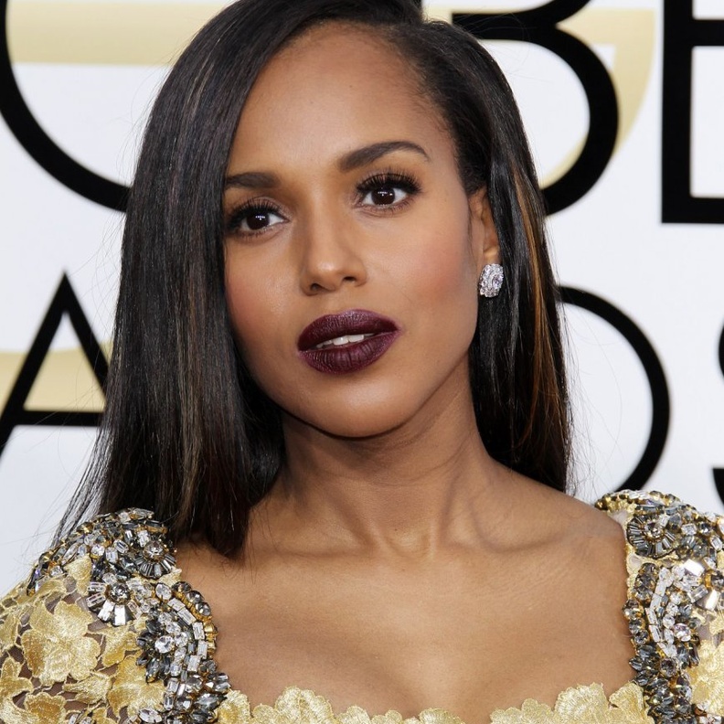 كيري واشنطن تزينت بزوج من الأقراط الذهبية الطويلة من ماركة  Graziela Gems