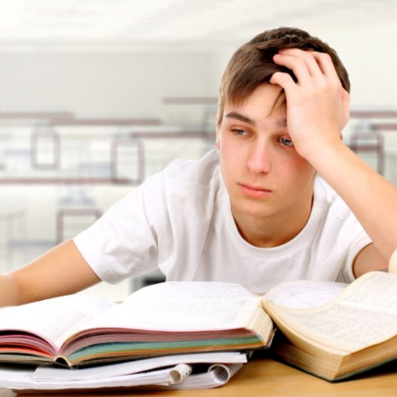 5 أسباب وراء إنخفاض المستوى التعليمي للأطفال في سن المراهقة