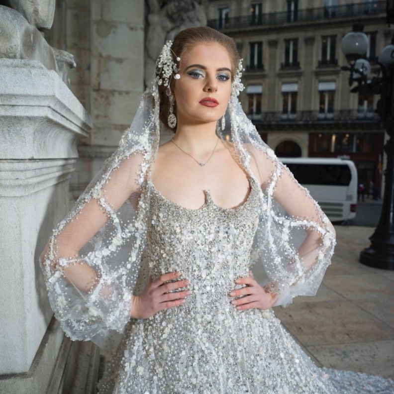 فستان بأكمام منسدلة