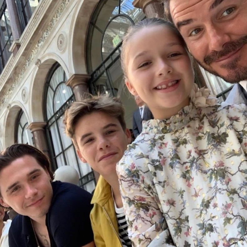 ديفيد بيكهام برفقة أولاده خلال عرض زوجته فيكتوريا بيكهام في أسبوع الموضة في لندن