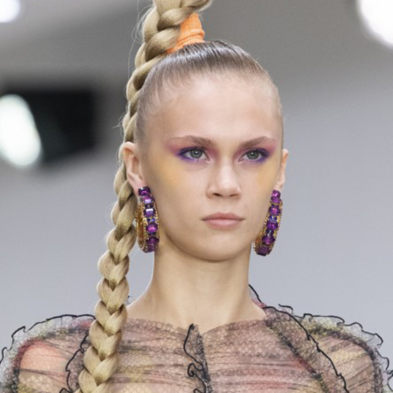 أحمر شفاه سوداء لربيع وصيف 2020 من دارMolly Goddard