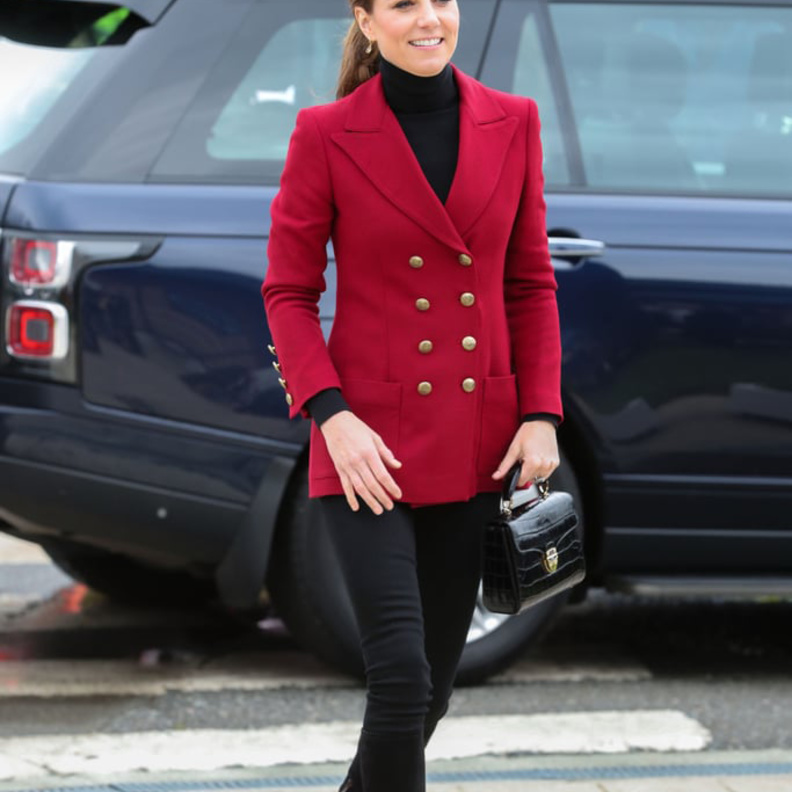 بليزر بصفي أزرار نسقته كايت ميدلتون