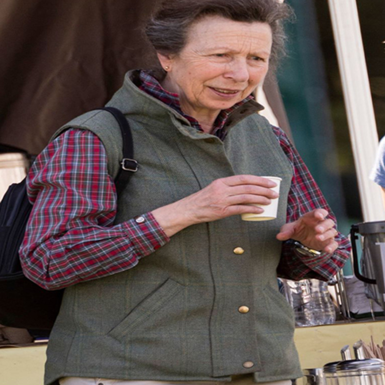  أوتوم فيليبس وابنتيها