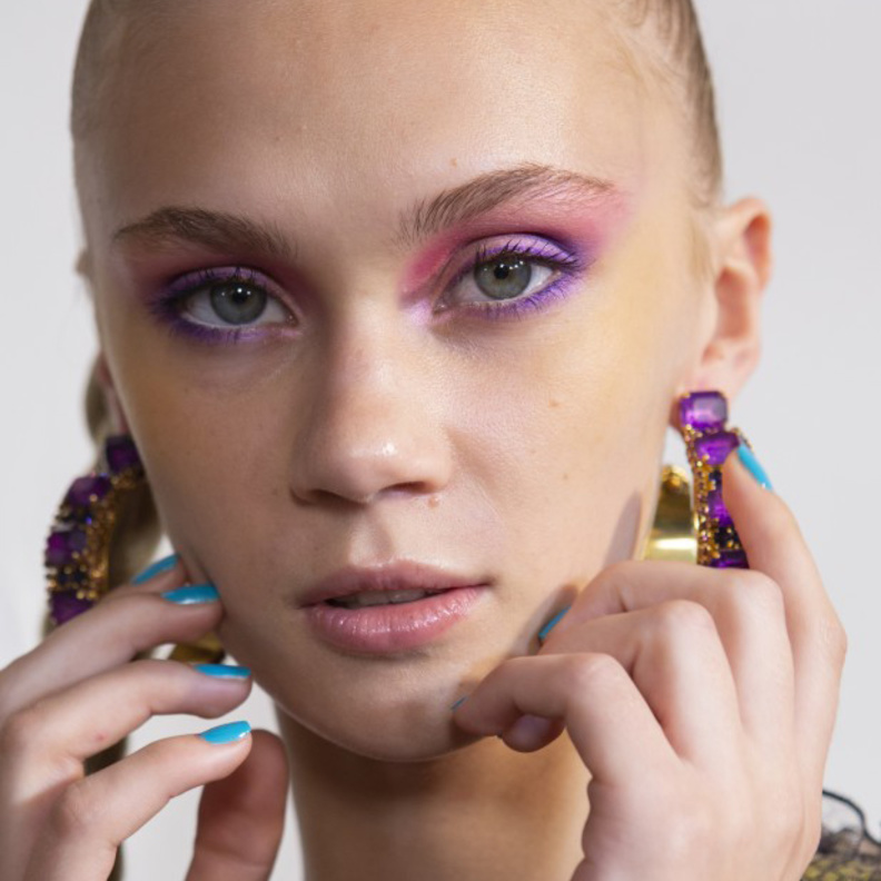 رسمات عيون ملونة بتدرجات خضراء وصفراء من Mark Fast