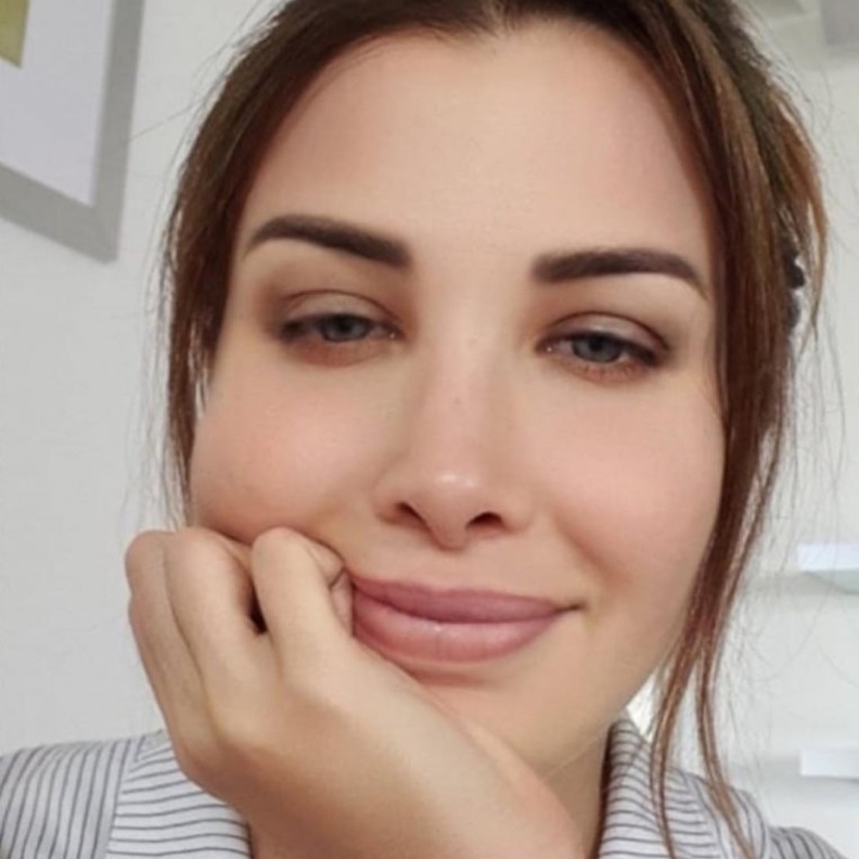 نانسي عجرم بإطلالات خالية من المكياج مع جمال عينيها الزرقاء