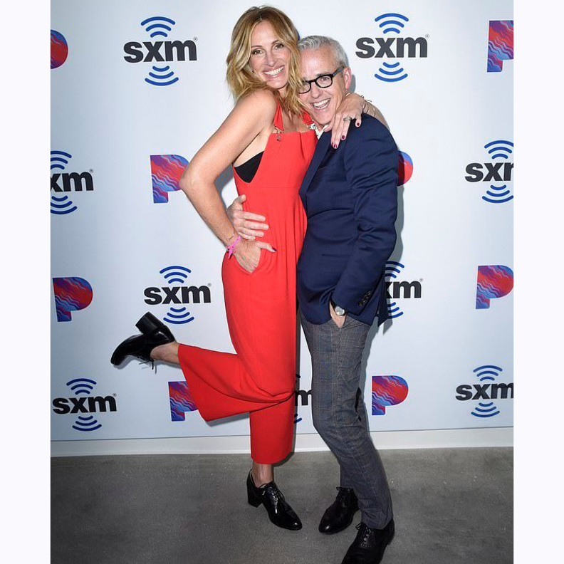  تألقت بتسريحة الشعر المموج والمنسدل على كتفيها وإعتمدت مكياجًا طبيعيًا