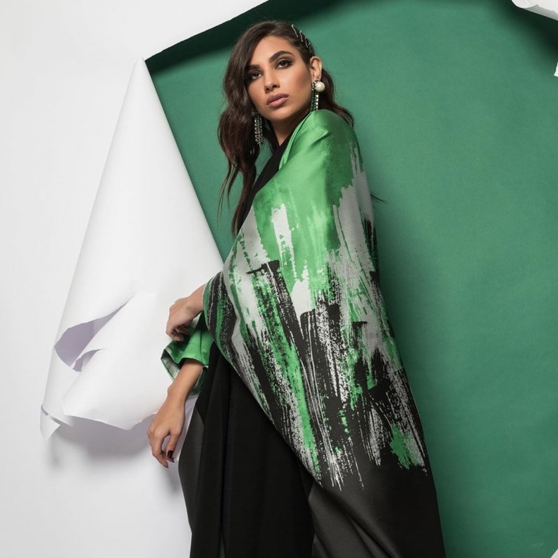 عباية أنيقة باللون الأخضر